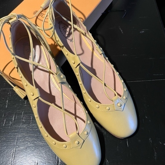 Tod’s Lace Up Studded Ballet flats, pale yellow leather, size 7 NIB - Picture 4 of 6